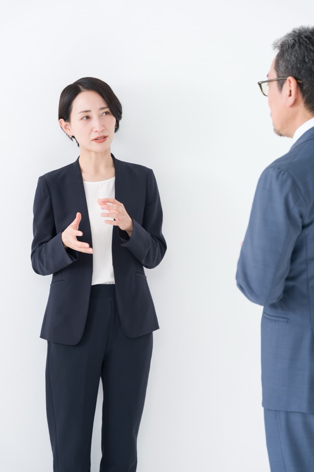 オフィスで英語を使って業務にあたるビジネスパーソン